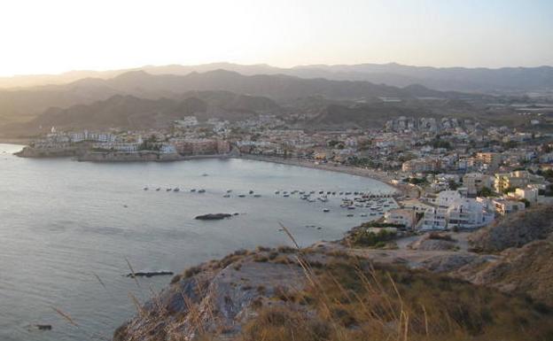 La urbanización y playa de Calabardina, desde Cabo Cope.