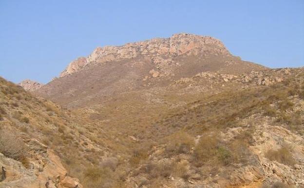 Una perspectiva poco habitual de Cabo Cope: la cara oeste del cabezo, desde Calabardina./