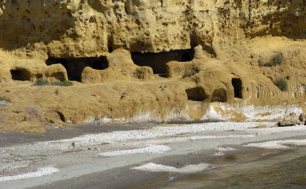 Detalle de las cuevas excavadas en la roca.