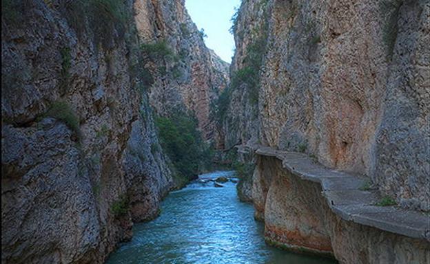 El estrecho por el que discurre el río Mundo camino de Las Juntas. A la derecha se observa la pasarela volada./