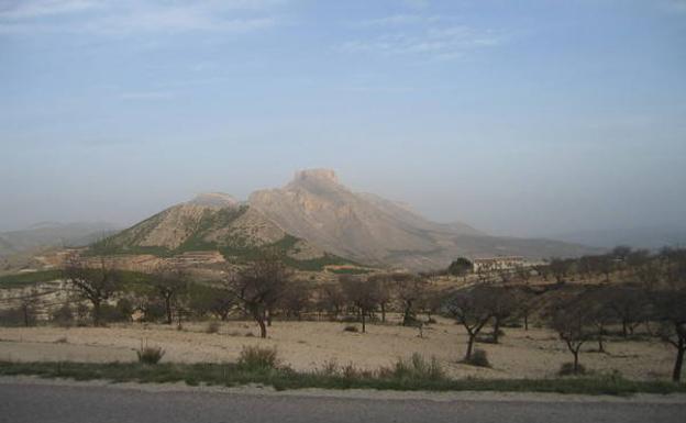 La imponente Muela de Vélez Blanco, desde la carretera de María./