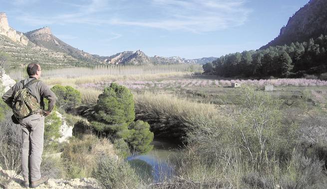 Un senderista contempla la vega del río Segura entre El Hondón y la aldea hellinera de El Maeso./M. A. Ruiz
