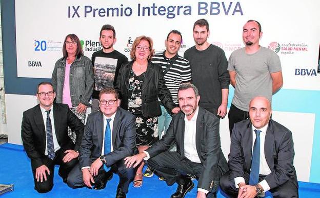Josefa Ruiz (c), presidenta de Afemce, junto a Alberto Charro (abajo, 2ºd), ejecutivos de BBVA y trabajadores del complejo Atalaya. / LV