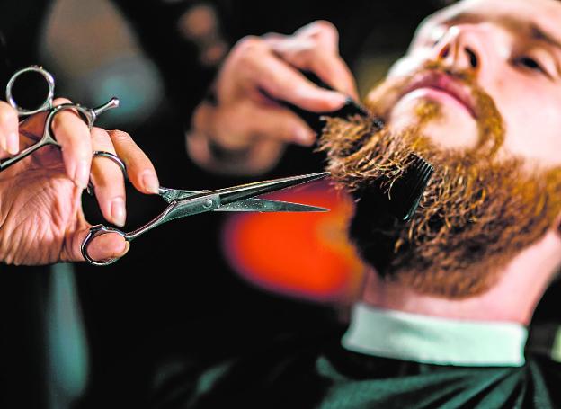 Las barberías atraen a multitud de hombres que cuidan su aspecto físico./LV