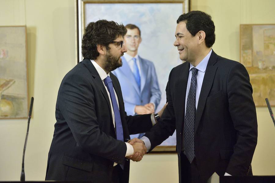 López Miras y Óscar Ortega durante la firma del convenio entre la Fundación Amancio Ortega y la Comunidad./Guillermo Carrión / AGM
