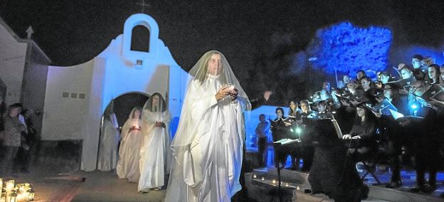 La representación de 'Don Juan Tenorio' en el cementerio de San Javier./Pepe H.