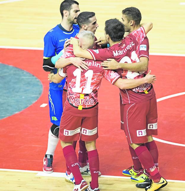Los jugadores de ElPozo celebran un gol./P. M.