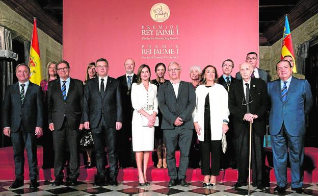 La reina Letizia, con premiados, autoridades valencianas y miembros de la Fundación Rey Jaime I./M. BRUQUE
