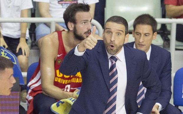 Ibon Navarro da instrucciones a Tumba. /EFE