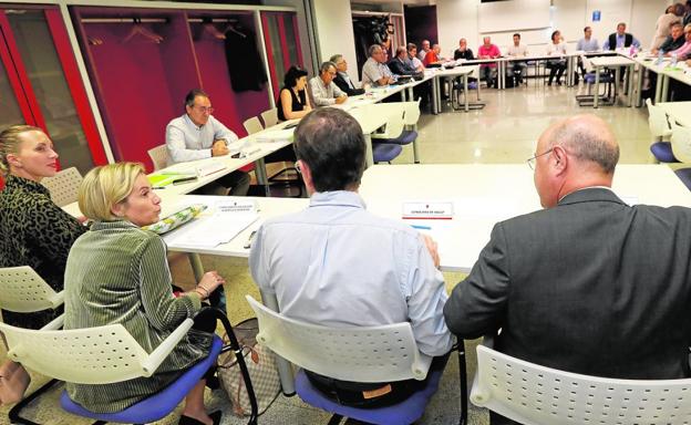 Adela Martínez-Cachá, Manuel Villegas y Andrés Carrillo (de espaldas), ayer, en la Mesa General de Negociación./Edu Botella / AGM