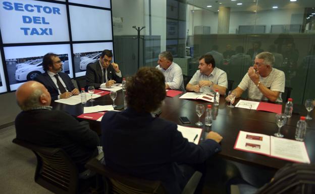 Reunión ayer del sector del taxi de Murcia con el consejero de Fomento, Pedro Rivera./G. Carrión / AGM