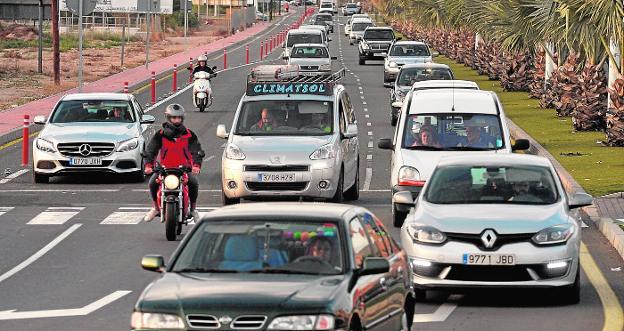 Panorámica de la avenida Reino de Murcia, antes de llegar a la rotonda de la escultura de Pepe Lucas, donde el carril bici se estrecha y hay tres vías para coches./Nacho García / AGM
