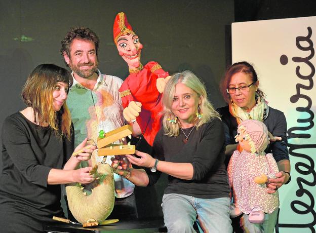 Los titiriteros Mª Socorro García, Ángel Salcedo, Francisca García y Carmen Navarro, miembros de la comisión artística del Festival Títeremurcia, con algunas marionetas./Guillermo Carrión / AGM
