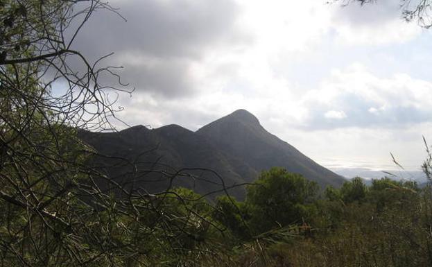 El pico del Talayón, una pirámide de piedra sobre La Almenara./