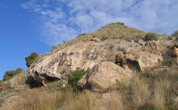 El nacimiento de agua, al pie del castillo de Chuecos.