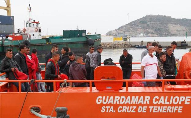 Inmigrantes llegados la semana pasada en Patera. /Pablo Sánchez / AGM