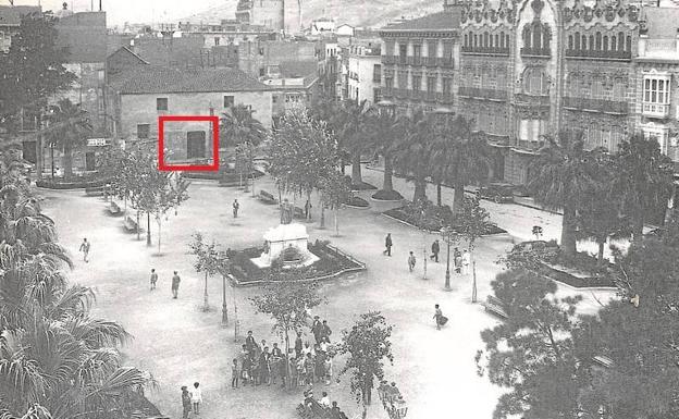 Vista de la Plaza San Francisco, en la década de 1920, con el depósito al fondo.