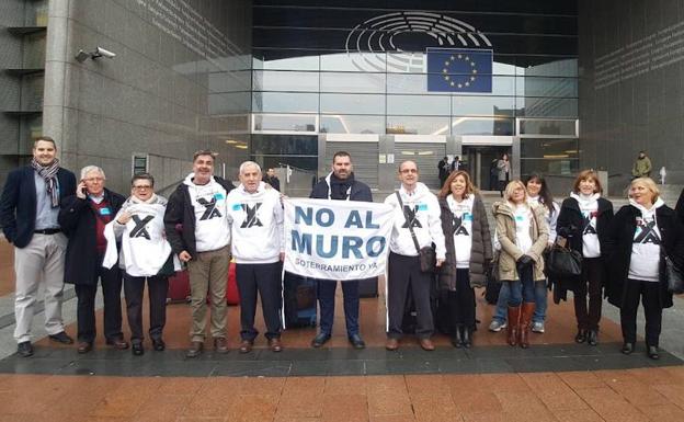 Miembros de la Plataforma, este miércoles, en el Parlamento Europeo./Plataforma Pro Soterramiento