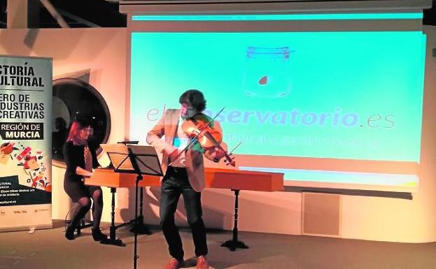 Silvia Márquez y Antonio Clares, ayer, durante la presentación de Elconservatorio.es en Factoría Cultural./F. C.