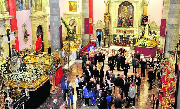 La parroquia de San Antolín, ayer, durante la inauguración de la muestra de pasos./V. Vicéns / AGM