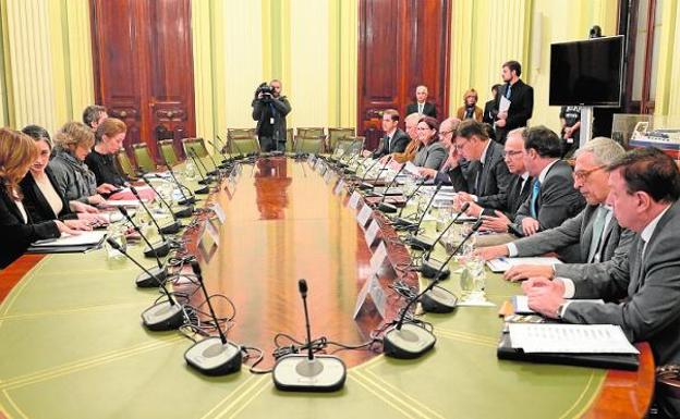 La ministra, con los presidentes de confederaciones. A la derecha, Ródenas y Gallardo/Magrama