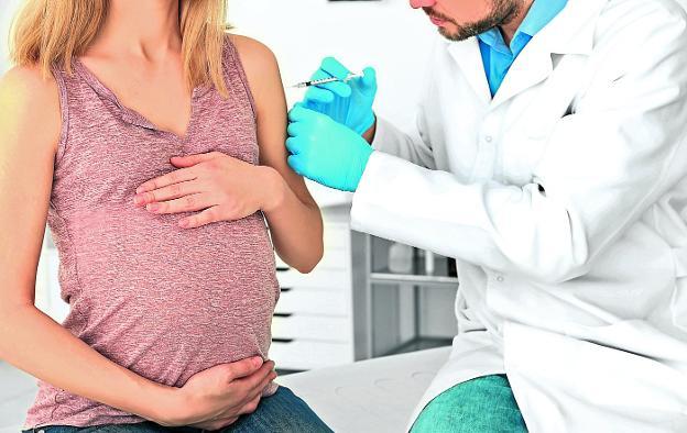 Las embarazadas están incluidas en los grupos de riesgo a los que se recomienda vacunarse frente a la gripe./R. C.