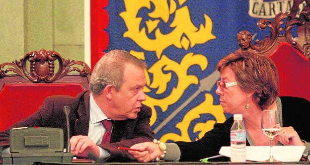 Agustín Guillén y Pilar Barreiro, en un Pleno en noviembre de 2009./Pablo Sánchez / AGM