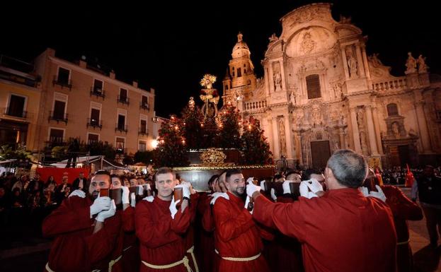 El paso californio de El Prendimiento, a su paso por la plaza Cardenal Belluga de Murcia, con la Catedral iluminada al fondo. /N. García / AGM