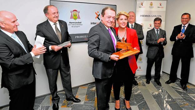 José María Albarracín recoge su premio, de manos de la consejera portavoz del Gobierno regional, Noelia Arroyo./Antonio Gil / AGM