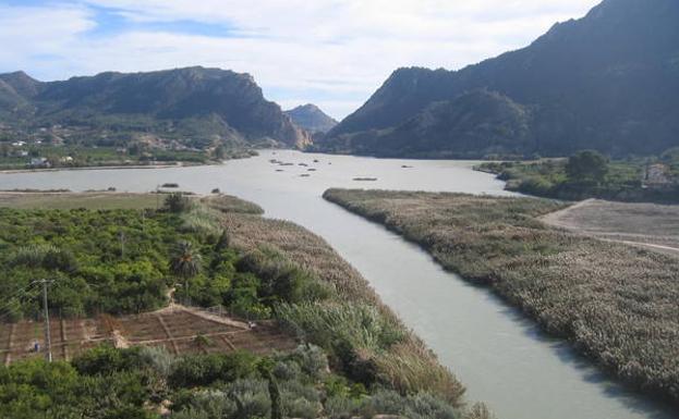 El embalse del Azud desde el mirador del Alto de Bayna./