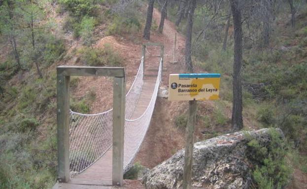 Puente colgante sobre el río Espuña.