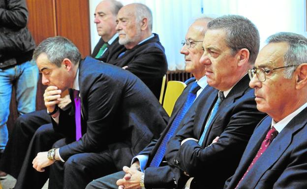 Hervás, Nieto, Garrido, Cánovas, Mellado y Alemán, ayer, en la Audiencia Provincial./Vicente Vicéns / AGM