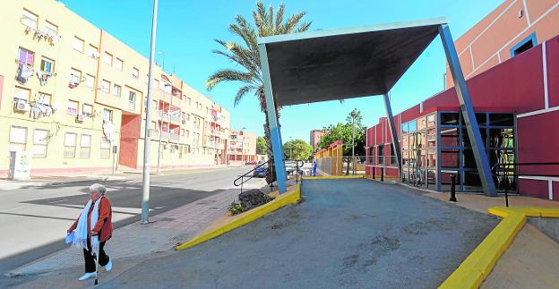 Una mujer pasa ante la puerta de Urgencias a la que volverá el SUAP en el Centro de Salud de Virgen de la Caridad./Antonio Gil / AGM