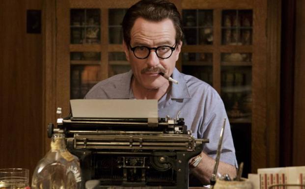 Fotograma de la película 'Trumbo' con el actor Bryan Cranston. /