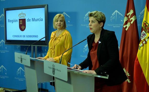 Las consejeras Noelia Arroyo (d) y Violante Tomás, el pasado miércoles, informando de los acuerdos del Consejo de Gobierno./Nacho García / AGM