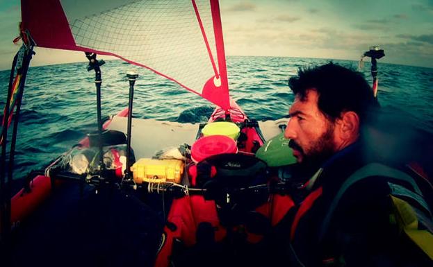 Quico Taronjí, a bordo de su kayak trimarán durante su aventura navegando en solitario por el Mediterráneo./Harper Collins