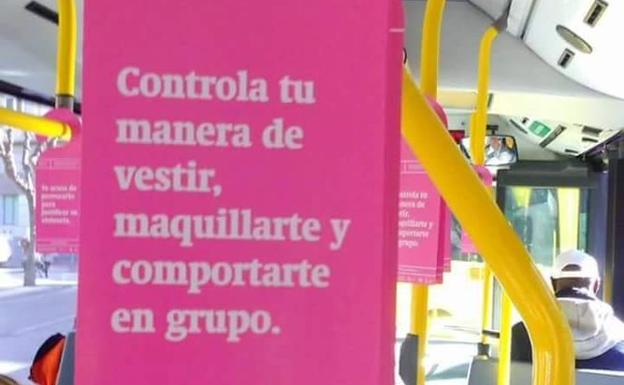 Cartel de la campaña en un autobús de Murcia. /