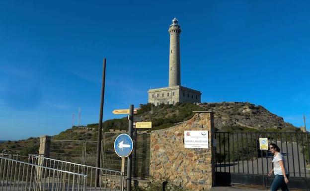 Acceso al faro de Cabo de Palos.