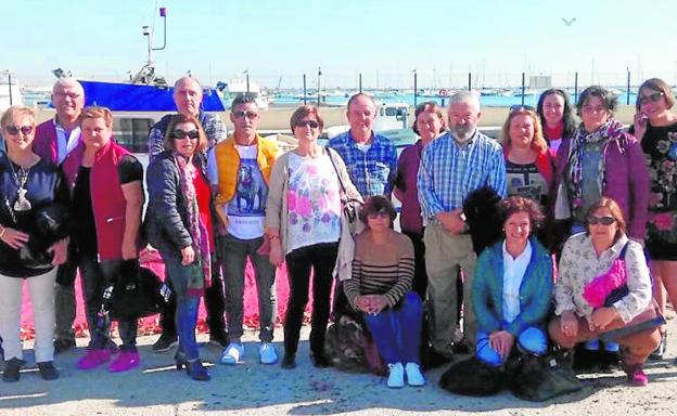 La comitiva gallega de pescadoras con representantes de Galpemur y de la Cofradía de Pescadores de San Pedro en el muelle de Lo Pagán. / A. S.