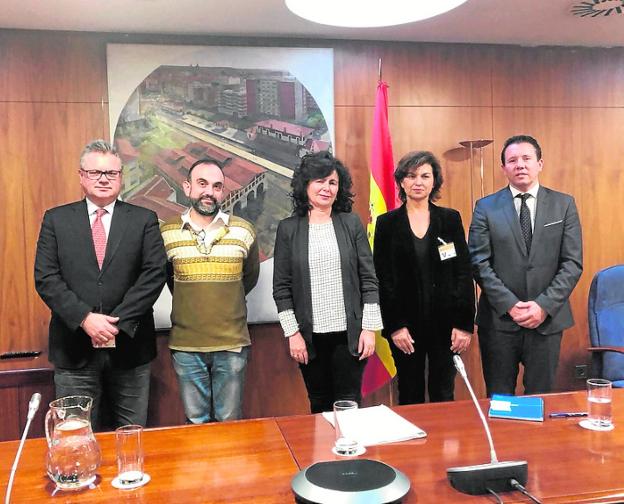 La secretaria de Estado, Matilde Asian (c), y el alcalde de Mula (d)./LV