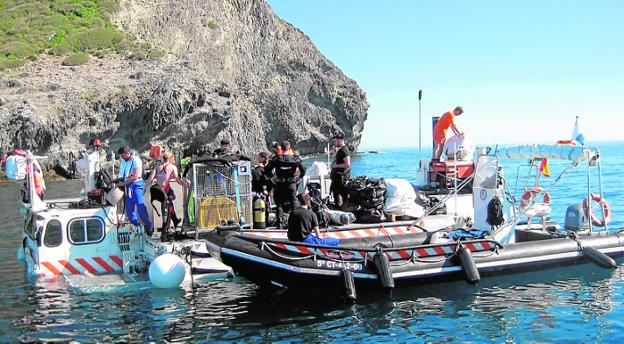 Instalación de anclajes ecológicos en Isla Grosa./CARM