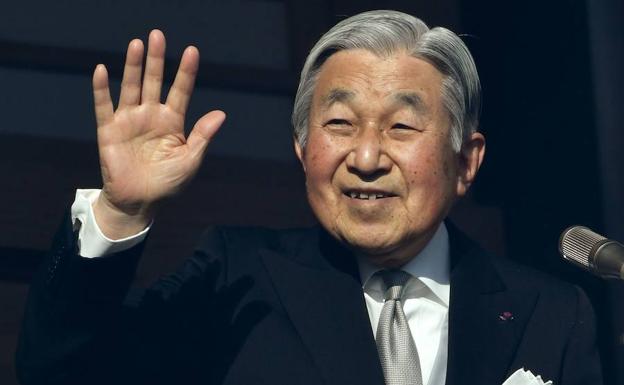 Akihito saluda durante un acto oficial. /Toshifumi KITAMURA (Afp)