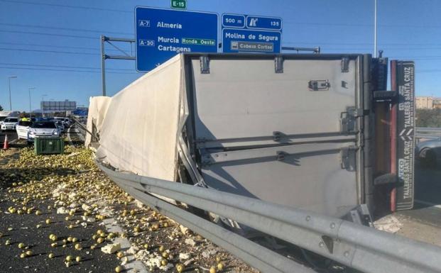 El camión volcado en la autovía, a la altura del nudo de Espinardo./112