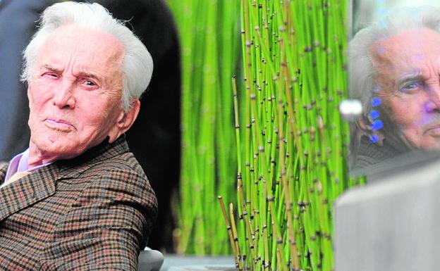 Kirk Douglas, fotografiado en 2011 en el Paseo de la Fama de Hollywood./G. Bouys / AFP