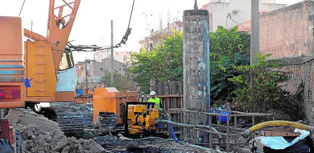 La máquina pantalladora perfora el terreno en la zona situada cerca de la estación. Un sistema de bombeo extrae el agua que aflora del subsuelo./Nacho García / AGM