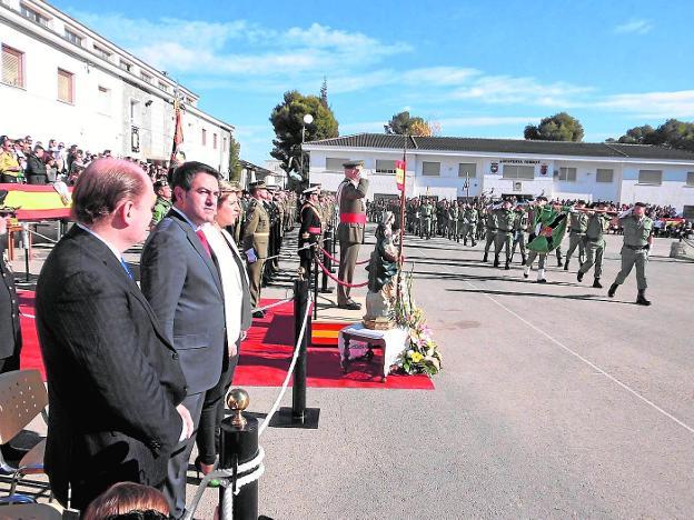 Autoridades civiles y castrenses presidieron la parada militar en el acuartelamiento de Santa Bárbara/CARM