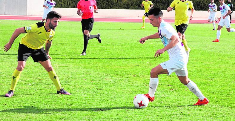 Txomin avanza con la pelota./A. Simón