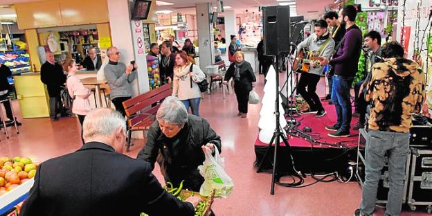 Actuación de 'Adiós Nicole' en el mercado del Carmen./A. Durán