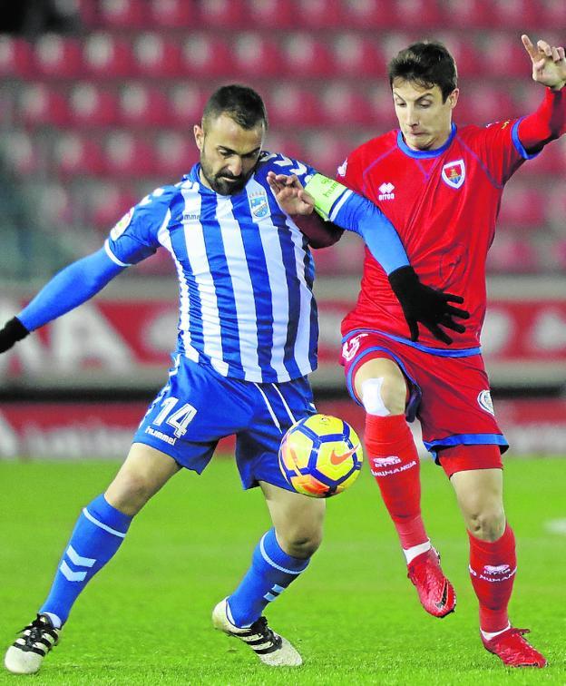 Bustos pelea por un balón con Guillermo./LOF