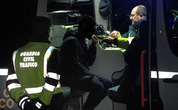 Un joven sometiéndose a la segunda prueba tras dar positivo en alcohol. Triplicaba la tasa máxima permitida y se le imputa un delito contra la seguridad vial.